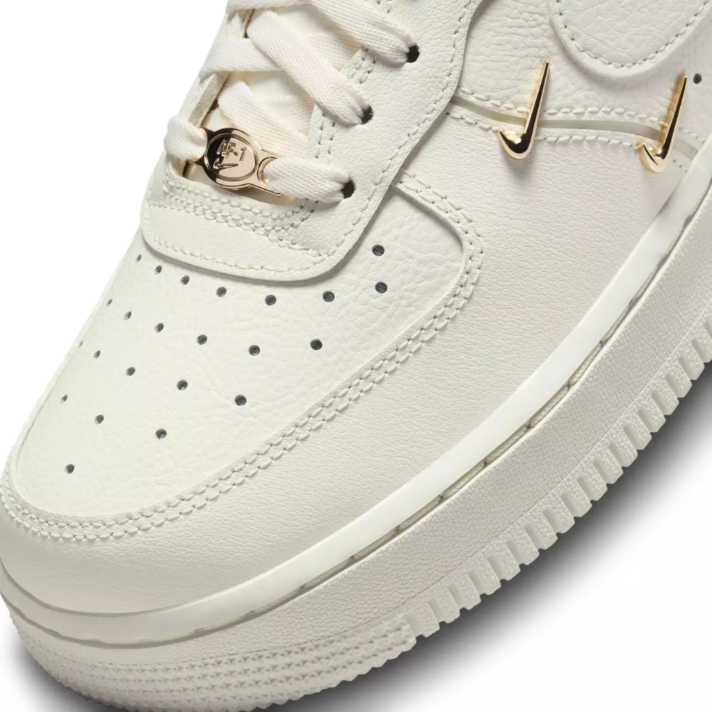 Tênis Nike Air Force 1 '07 LX Feminino Dourado