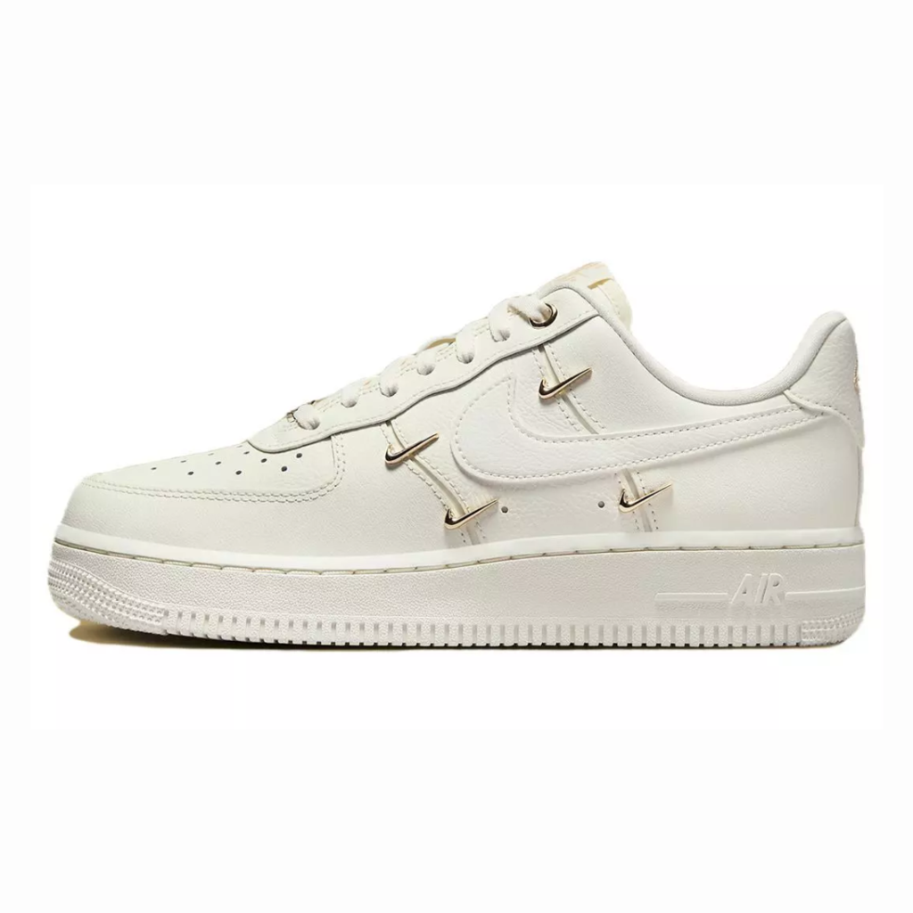Tênis Nike Air Force 1 '07 LX Feminino Dourado